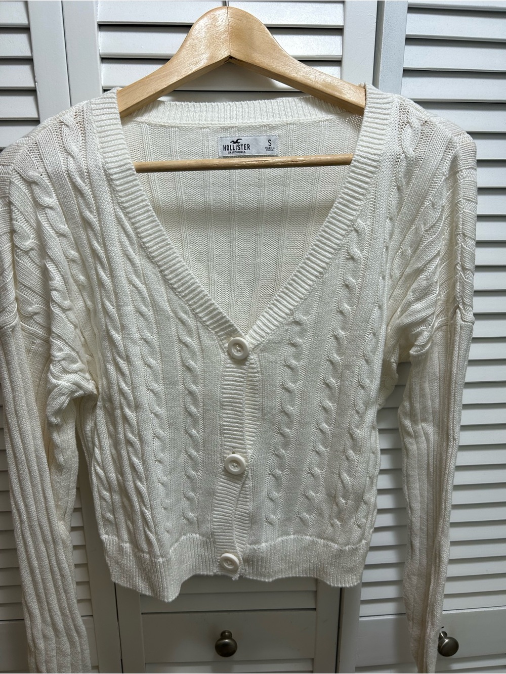 Hollister Cream Cable-Knit V-Neck Button-Up Cardigan Size S